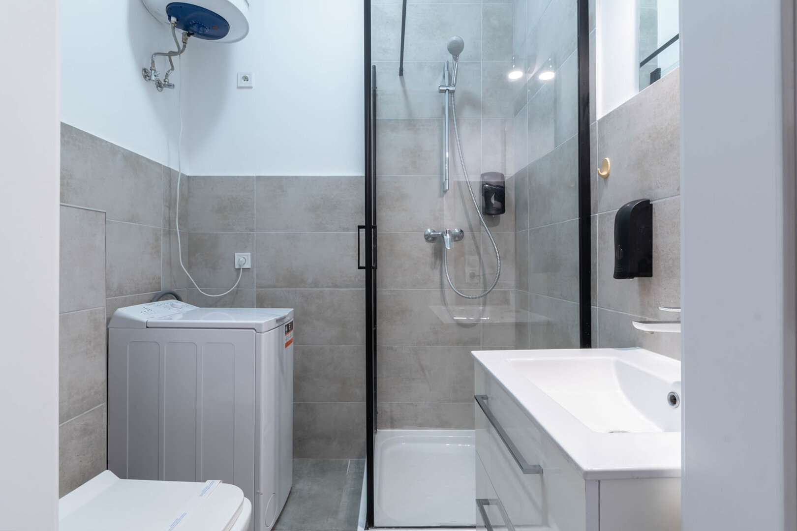 1. KANCELARIA PRAWNA A-Z-A RENTIER ANDRZEJ ANDRZEJEWSKI, 2. BIURO ZARZĄDZANIA I OBROTU NIERUCHOMOŚCI - 7