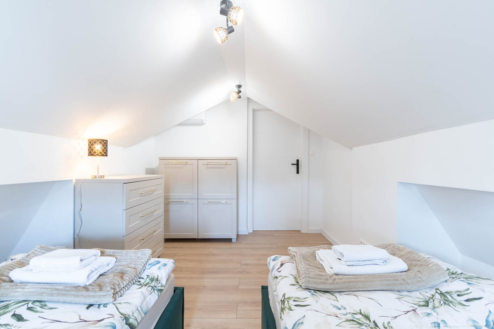 1. KANCELARIA PRAWNA A-Z-A RENTIER ANDRZEJ ANDRZEJEWSKI, 2. BIURO ZARZĄDZANIA I OBROTU NIERUCHOMOŚCI - 6